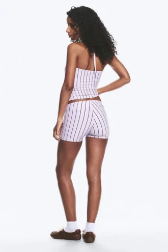 Lavtaljede hotpants i jersey – lilla striber
