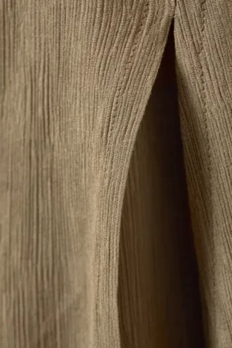 Lavtaljede, udsvungne bukser med krøllet overflade – beige