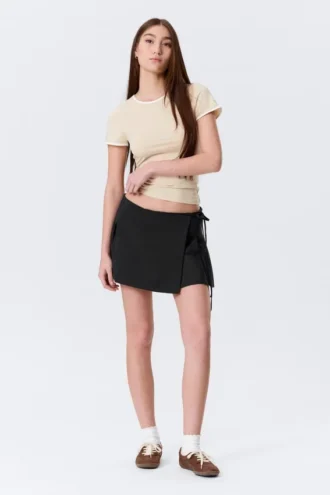 Lavtaljet plisseret mini-wrap-nederdel – sort
