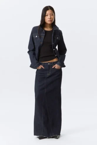Lavtaljet, tætsiddende denim-maxi-nederdel – Blue Rinse – Mørkeblå