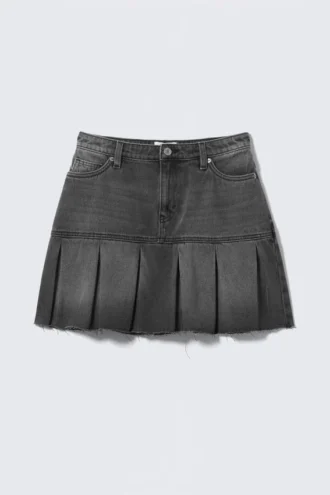 Liz plisseret twill-nederdel med lav talje – Haunted Black – Washed Black