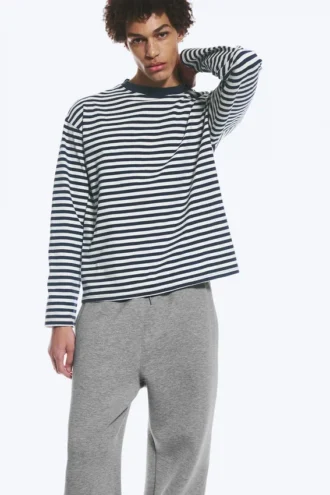Løs, kasseformet langærmet T-shirt – hvide og marineblå striber