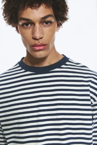 Løs, kasseformet langærmet T-shirt – hvide og marineblå striber