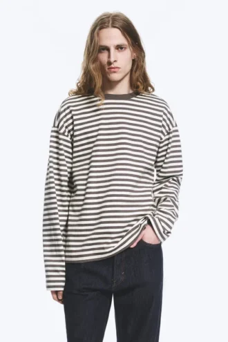 Løs, kasseformet t-shirt med lange ærmer – hvid – brune striber
