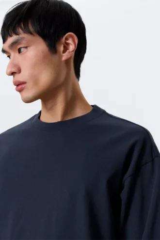 Løs, kasseformet T-shirt med lange ærmer – mørk marineblå