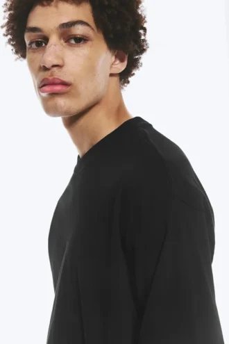 Løs, kasseformet t-shirt med lange ærmer – sort
