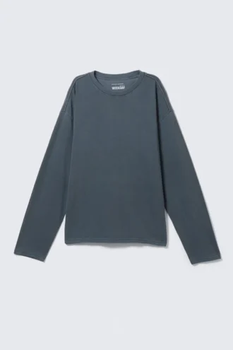 Løs, kasseformet t-shirt med lange ærmer – vasket blå