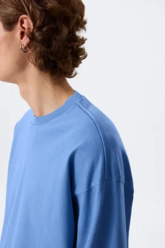 Løs, kasseformet t-shirt med lange ærmer – vasket blå