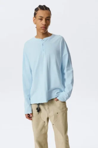 Løs langærmet Henley-T-shirt – lyseblå
