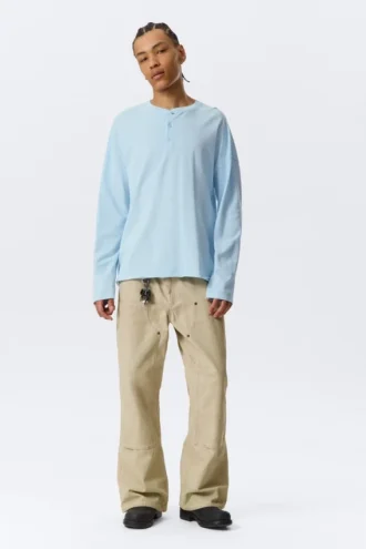 Løs langærmet Henley-T-shirt – lyseblå
