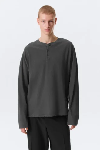 Løs langærmet Henley-T-shirt – mørkegrå