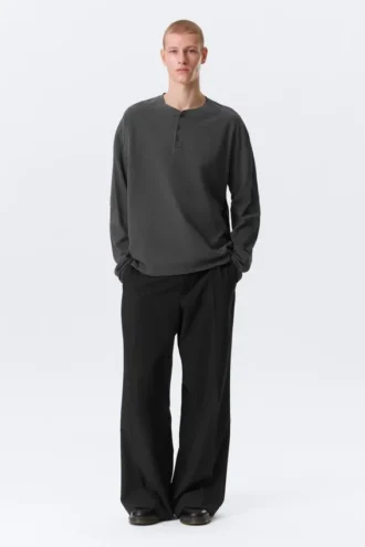 Løs langærmet Henley-T-shirt – mørkegrå