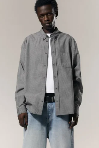 Løs poplin-skjorte med knapper – sort ternet