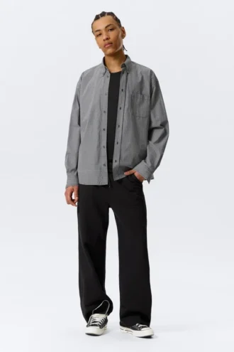 Løs poplin-skjorte med knapper – sort ternet