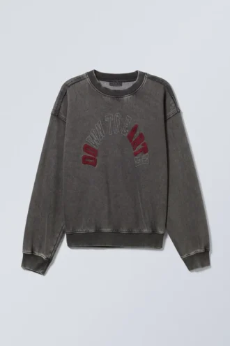 Løs sweatshirt med print – vasket sort – Down to Earth