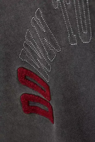 Løs sweatshirt med print – vasket sort – Down to Earth