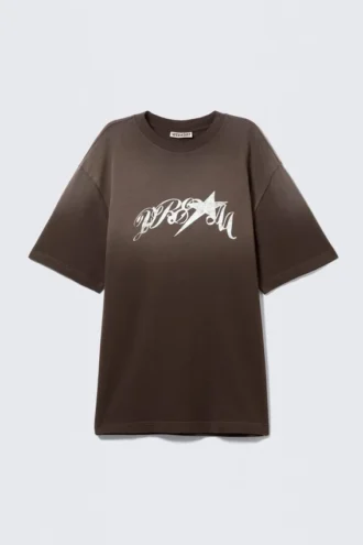 Løs T-shirt med print – mørkebrun – Drea8M