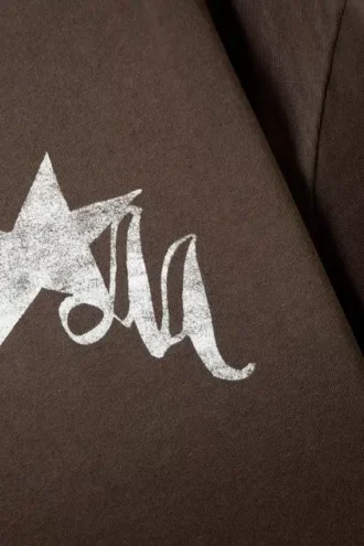 Løs T-shirt med print – mørkebrun – Drea8M