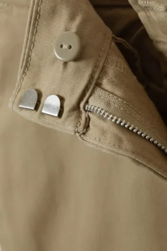 Løse chinos med lav talje – støvet beige