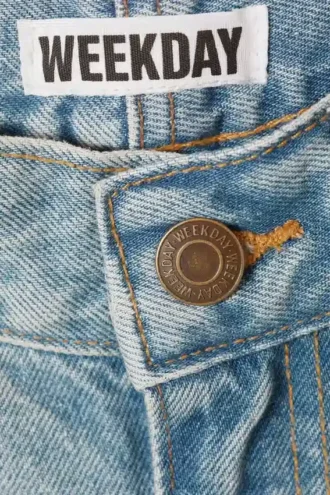 Løse jeans med skrå lav talje og Barrel-formede ben – Port Blue – Lys blå