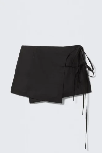 Mini-wickelnederdel med stropper – sort